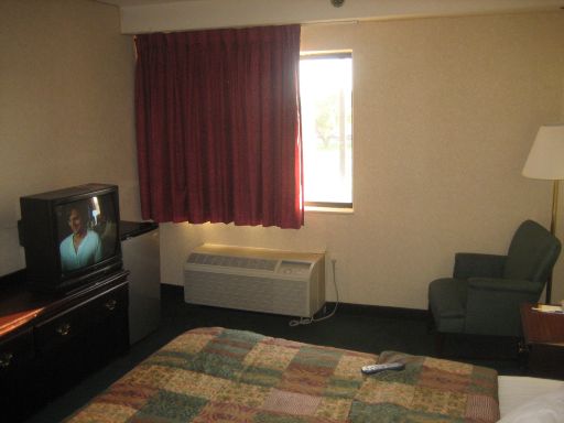 Days Inn, Romulus Airport, Michigan, USA, Bett, Fernseher, Klimaanlage, Fenster, Sessel