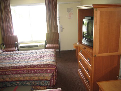 Days Inn, Pompano Beach, Florida, USA, Bett, Fernseher, 2 Stühle und Fenster