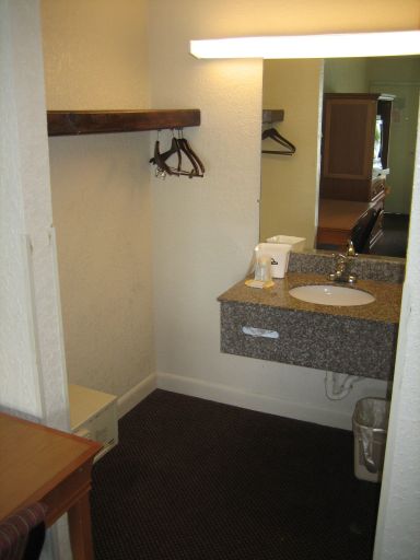 Days Inn, Pompano Beach, Florida, USA, Waschtisch vor dem Badezimmer, Kleiderstange und Minisafe