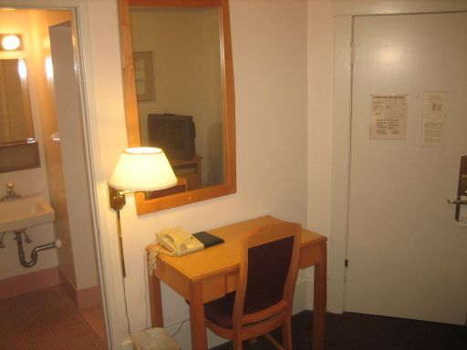 Grant Plaza Hotel, San Francisco, Kalifornien, USA, Zimmer 314 mit kleinem Tisch, Spiegel Stuhl, Eingangstür