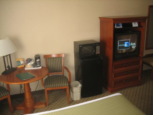 Holiday Inn, Long Beach, Downtown Area, Kalifornien, USA, Zimmer 215 mit Tisch, 2 Stühle, Kühlschrank, Kaffeeemaschine, Mikrowelle, Fernseher und Kofferablage