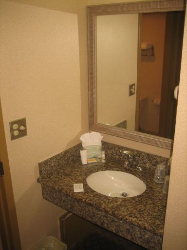 Holiday Inn, Long Beach, Downtown Area, Kalifornien, USA, Waschtisch mit großem Spiegel