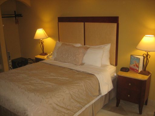 Hollywood Hotel – The Hotel of Hollywood, Los Angeles, Kalifornien, USA, Zimmer 115 mit Doppelbett, Kofferablage, offenen Schrank und Mini Safe