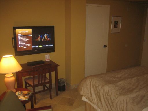 Hollywood Hotel – The Hotel of Hollywood, Los Angeles,Kalifornien, USA, Flatscreen Fernseher, Schreibtisch, Stuhl, Eingang zum Bad