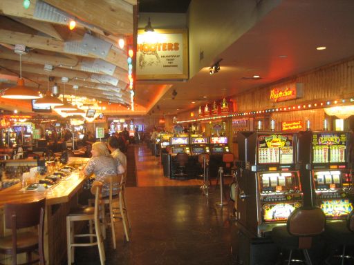 Hooters® Casino Hotel, Las Vegas, Nevada, Eingangsbereich mit Bar, Automaten, Registration