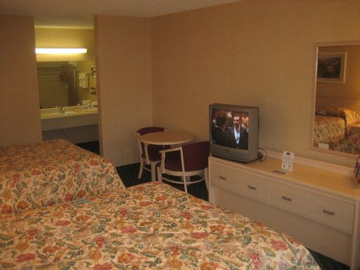 Howard Johnson Inn, Flagstaff, Arizona, USA, Zimmer mit zwei Doppelbetten, Fernseher, 2 Stühlen mit Tisch