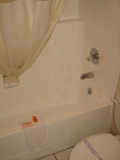Howard Johnson Inn, Flagstaff, Arizona, USA, Badewanne mit Duschfunktion und WC