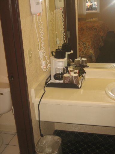 Howard Johnson Inn, Flagstaff, Arizona, USA, Kaffeemaschine, Fön, Eingang zum WC und Dusche