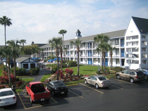 Howard Johnson Inn, Maingate East, Kissimmee, Florida, USA, Außenansicht mit Parkplatz und Schwimmbecken