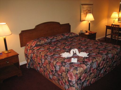 Howard Johnson Inn, Maingate East, Kissimmee, Florida, USA, Zimmer mit Doppelbett, Tisch und Stuhl