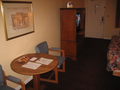 Howard Johnson Inn, Maingate East, Kissimmee, Florida, USA, Tisch mit zwei Stühlen, Fernseher im Schrank