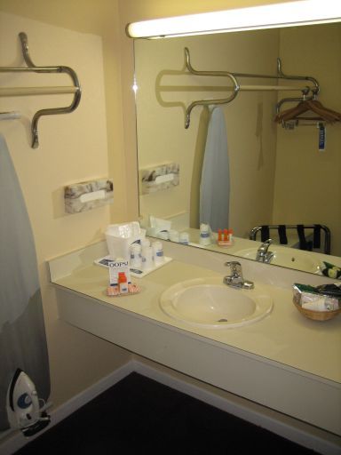 Howard Johnson Inn, Maingate East, Kissimmee, Florida, USA, Waschtisch vor dem Badezimmer, Bügelbrett mit Bügeleisen