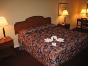 Howard Johnson Inn, Maingate East, Kissimmee, Florida, USA, Zimmer mit Doppelbett, Tisch und Stuhl