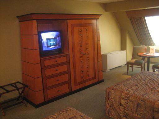 LUXOR®, Las Vegas, Nevada, USA, Zimmer 25–106 mit Schrank, Fernseher, Kofferablage