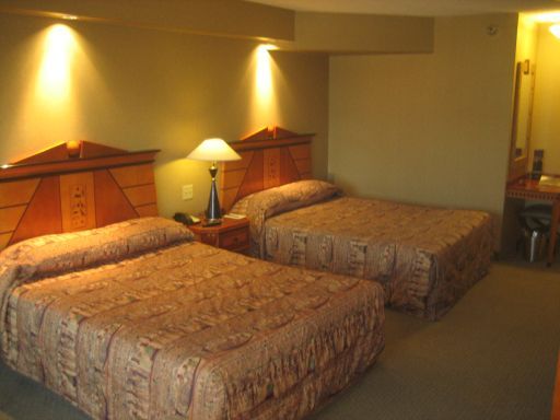 Luxor Hotel & Casino, Las Vegas, Nevada, USA, Zimmer 25–106 mit zwei Doppelbetten, kleinen Schreibtisch, Stuhl