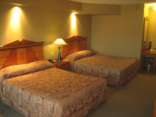 LUXOR®, Las Vegas, Nevada, USA, Zimmer 25–106 mit zwei Doppelbetten, kleinen Schreibtisch, Stuhl