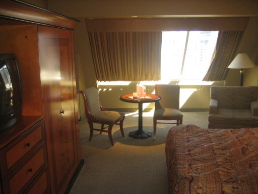 LUXOR®, Las Vegas, Nevada, USA, Zimmer 25–106 mit 2 Stühlen, Sessel, Tisch und schrägen Fenster