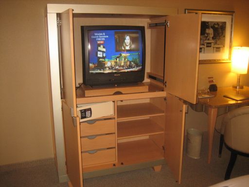 MGM Grand, Las Vegas, Nevada, USA, Zimmer mit Fernseher, Mini Safe und Schreibtisch