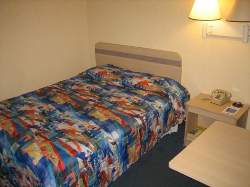 Motel 6, Dania Beach, Florida, USA, Zimmer mit Doppelbett, Tisch und Stuhl