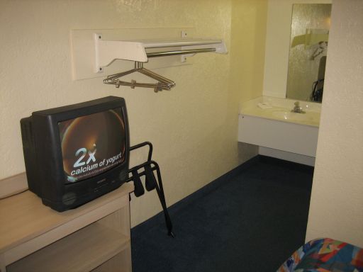 Motel 6, Dania Beach, Florida, USA, Fernseher, Kleiderstange, Waschbecken und rechts Eingang zur Dusche / WC