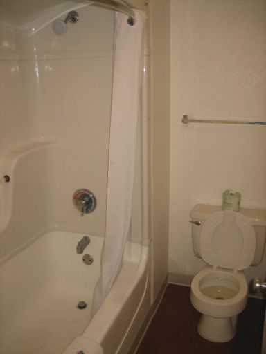 Motel 6, Dania Beach, Florida, USA, Dusche mit Badewanne und WC