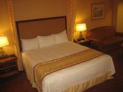 South Point Hotel & Casino, Las Vegas, Nevada, USA, Zimmer mit Queen Size Bett und Sofa