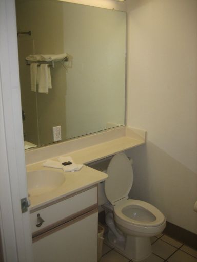 Studio 6, Phoenix, Deer Valley, Arizona, USA, Waschtisch mit großem Spiegel und WC