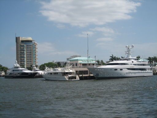 Riverfront Cruises, Fort Lauderdale, Florida, Vereinigte Staaten von Amerika, Pier 66 Hotel Marina im Hintergrund