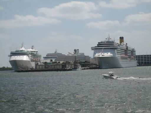 Riverfront Cruises, Fort Lauderdale, Florida, Vereinigte Staaten von Amerika, Port Everglades Kreuzfahrtschiffe
