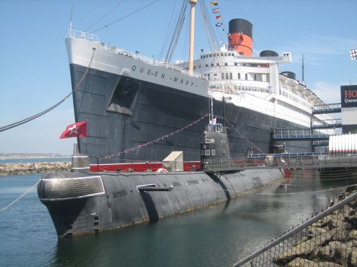 Long Beach, Kalifornien, Vereinigte Staaten von Amerika, RMS Queen Mary und russisches U Boot Scorpion