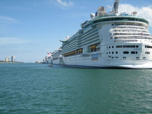 Captain Jimmy’s Fiesta Cruises, Miami, Florida, Vereinigte Staaten von Amerika, Kreuzfahrtschiffe am Cruise Terminal