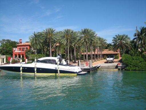 Captain Jimmy’s Fiesta Cruises, Miami, Florida, Vereinigte Staaten von Amerika, Luxushaus mit Motorboot