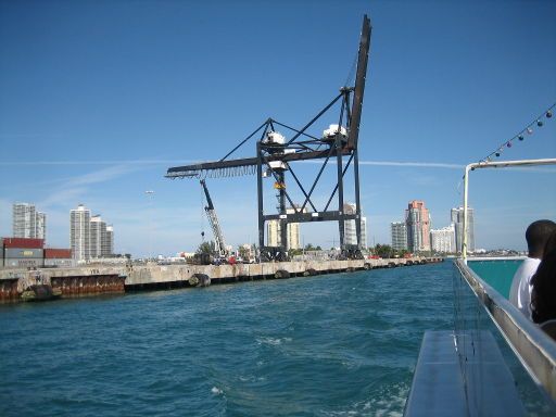 Captain Jimmy’s Fiesta Cruises, Miami, Florida, Vereinigte Staaten von Amerika, Kran im Hafen
