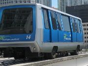 Miami-Dade Metromover, Miami, Florida, Vereinigte Staaten von Amerika, Fahrzeug auf den Betonschienen