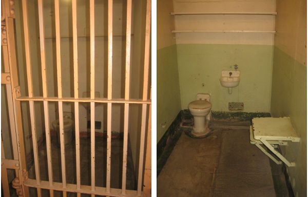 Alcatraz Island, San Francisco, Vereinigte Staaten von Amerika, Zellen mit WC, Waschbecken, Lüftung, Sitz und Tisch