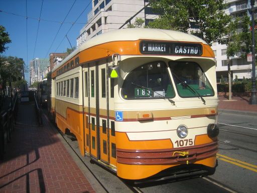 Castro Viertel, San Francisco, Vereinigte Staaten von Amerika, Tram auf der Market Street Richtung Castro