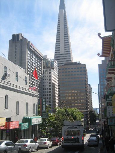 Chinatown, San Francisco, Vereinigte Staaten von Amerika, Blick auf das Hilton Hotel und Transamerica Pyramid von der Grant Avenue