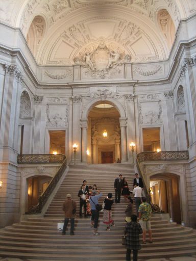 City Hall, San Francisco, Einganghalle Treppe mit Hochzeitspaar
