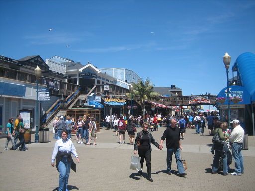 Fisherman’s Wharf, San Francisco, Vereinigte Staaten von Amerika, Fog Harbor und Wipe Out Bar & Grill