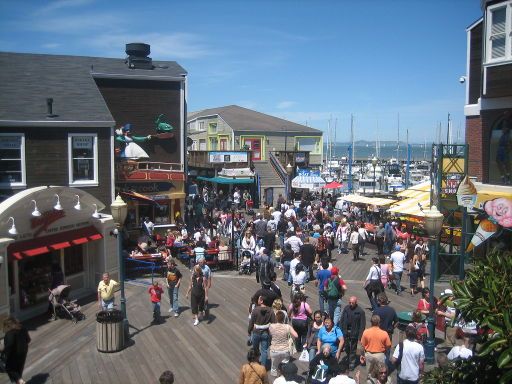 Fisherman’s Wharf, San Francisco, Vereinigte Staaten von Amerika, Fußgängerzone mit Hafen im Hintergrund