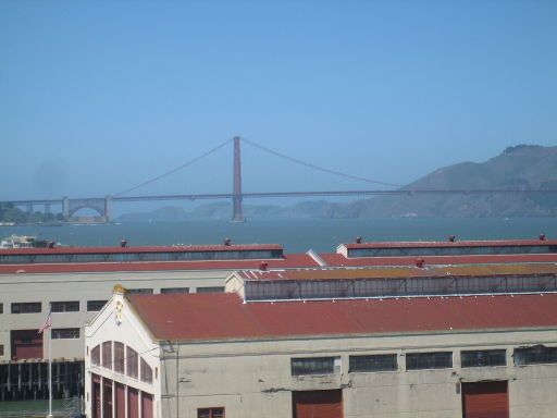 Fort Mason Historic District, San Francisco, Vereinigte Staaten von Amerika, Lagerhäuser aus dem 1. und 2. Weltkrieg und Blick auf die Golden Gate Bridge