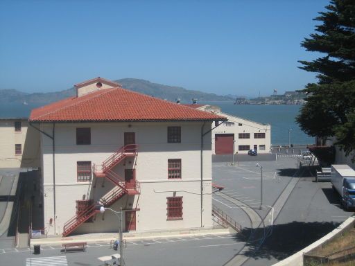 Fort Mason Historic District, San Francisco, Vereinigte Staaten von Amerika, Gebäude E und Lagergebäude vom Pier 3
