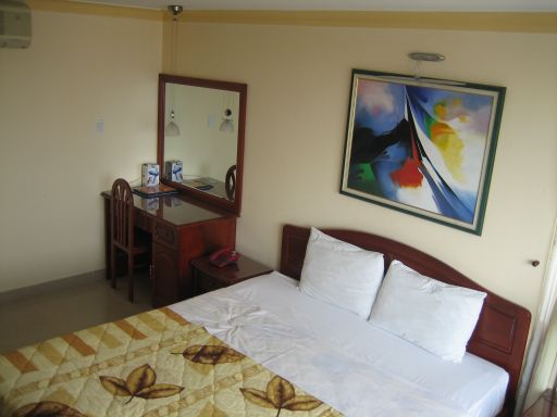 An An Hotel, Ho Chi Minh, Vietnam, Queensize Bett, Schreibtisch, Stuhl