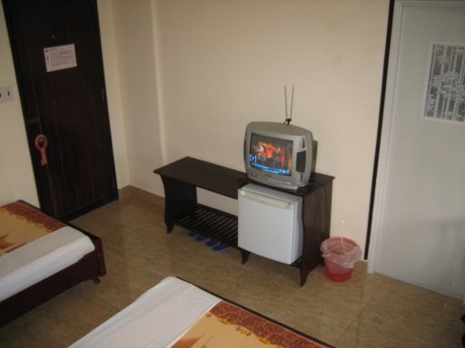 Binh Minh 1 Hotel, Hue, Vietnam , Standard Zimmer mit 2 Betten, Kofferablage, Fernseher, Kühlschrank