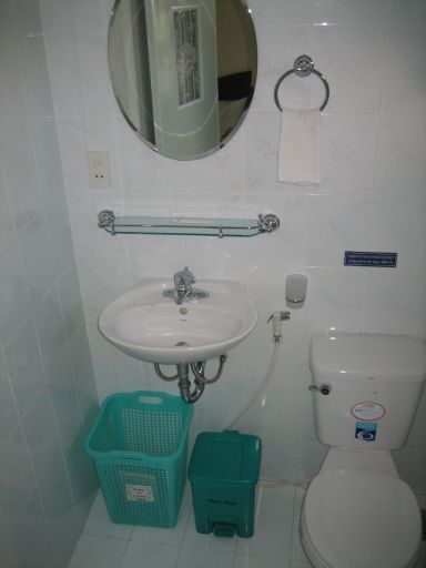 Binh Minh 1 Hotel, Hue, Vietnam, Bad mit WC, Badewanne und Waschbecken