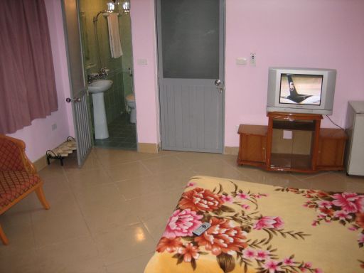 Rose Hotel, Hanoi, Vietnam, Bett, Stuhl, Fernseher, Tür zum Bad