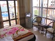 Truong Giang, Hue, Vietnam , Deluxe Zimmer mit 2 Stühlen, Tisch, Fernseher, Kühlschrank, Queensize Bett