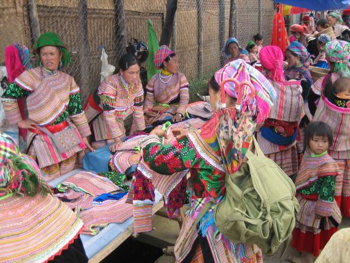 Bac Ha, Vietnam, Sonntagsmarkt Frauen in traditioneller Kleidung