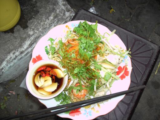 Essen von einer Straßenverkäuferin